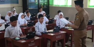 Hari pertama pelaksanaan tes kemampuan akademik di Kota Cirebon. Berjalan dengan tertib dan tanpa kendala. (Foto : Darfan)