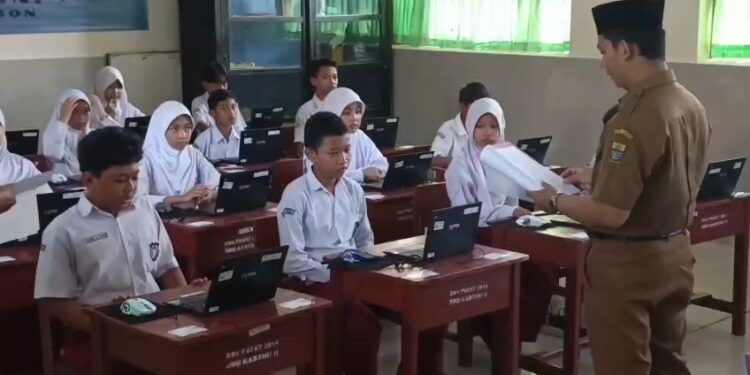 Hari pertama pelaksanaan tes kemampuan akademik di Kota Cirebon. Berjalan dengan tertib dan tanpa kendala. (Foto : Darfan)