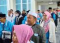 Sebanyak 445 jemaah haji Jawa Barat kloter pertama dari Kabupaten Indramayu diberangkatkan dari embarkasi haji Kertajati melalui Bandara Internasional Jawa Barat (Foto : Darfan)