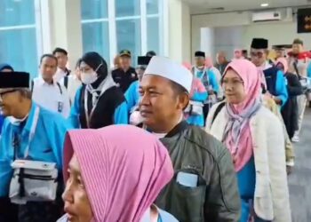 Sebanyak 445 jemaah haji Jawa Barat kloter pertama dari Kabupaten Indramayu diberangkatkan dari embarkasi haji Kertajati melalui Bandara Internasional Jawa Barat (Foto : Darfan)