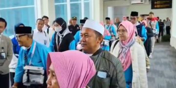 Sebanyak 445 jemaah haji Jawa Barat kloter pertama dari Kabupaten Indramayu diberangkatkan dari embarkasi haji Kertajati melalui Bandara Internasional Jawa Barat (Foto : Darfan)