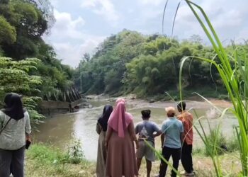 Dua Pelajar Tenggelam di Sungai Cisanggaraung, Pencarian Masih Berlangsung (Foto : Darfan)