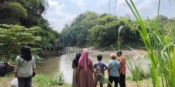 Dua Pelajar Tenggelam di Sungai Cisanggaraung, Pencarian Masih Berlangsung (Foto : Darfan)