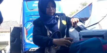 Musim haji membawa berkah ekonomi bagi penjual sabuk atau tali pinggang ihram laris diburu (Foto : Darfan)