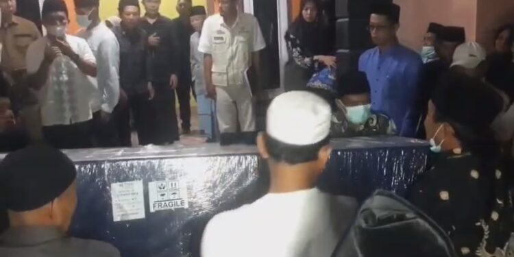 Jenazah pekerja migran Indonesia asal Majalengka tiba di kampung halaman (Foto : Darfan)