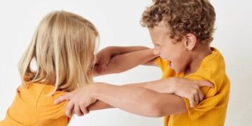 Ilustrasi Kakak Adik yang bertengkar (Sumber Foto : Freepik)