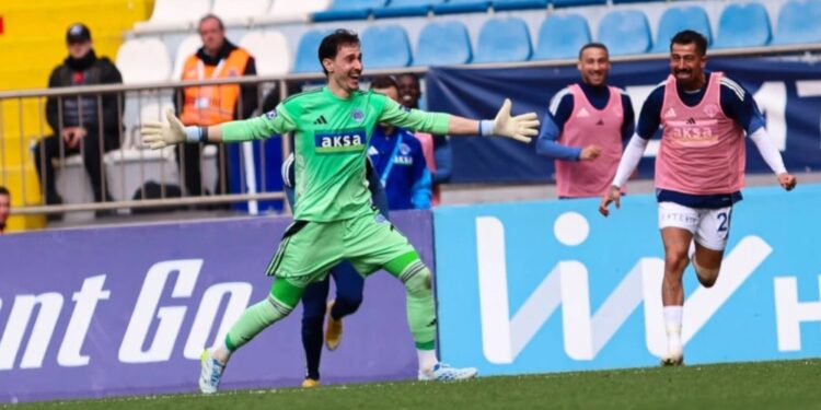 Kiper Ini Bikin Gol dari 75 Meter, Lawan Cuma Bisa Bengong! [Instagram]