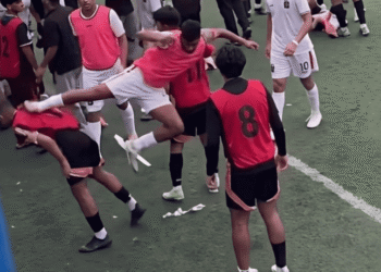 Potongan gambar menunjukkan momen pemain Bhayangkara FC U20 melakukan tendangan berbahaya ke arah pemain lawan saat keributan pecah di Stadion Citarum. (Tangkapan Layar)