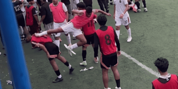 Potongan gambar menunjukkan momen pemain Bhayangkara FC U20 melakukan tendangan berbahaya ke arah pemain lawan saat keributan pecah di Stadion Citarum. (Tangkapan Layar)