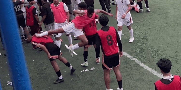 Potongan gambar menunjukkan momen pemain Bhayangkara FC U20 melakukan tendangan berbahaya ke arah pemain lawan saat keributan pecah di Stadion Citarum. (Tangkapan Layar)