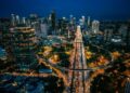 Pemandangan kawasan Bundaran HI Jakarta di malam hari yang terang benderang dengan aktivitas warga yang berjalan kaki dengan nyaman di trotoar. (Sumber Foto: Unsplash@ArifRamdasura)