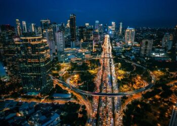 Pemandangan kawasan Bundaran HI Jakarta di malam hari yang terang benderang dengan aktivitas warga yang berjalan kaki dengan nyaman di trotoar. (Sumber Foto: Unsplash@ArifRamdasura)
