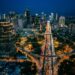 Pemandangan kawasan Bundaran HI Jakarta di malam hari yang terang benderang dengan aktivitas warga yang berjalan kaki dengan nyaman di trotoar. (Sumber Foto: Unsplash@ArifRamdasura)