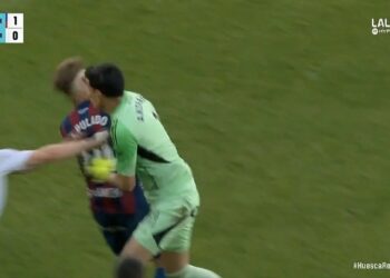 Baku hantam di divisi 2 Spanyol. (Foto: Tangkapan layar Twitter/@epicredcards)