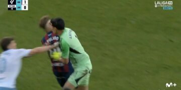 Baku hantam di divisi 2 Spanyol. (Foto: Tangkapan layar Twitter/@epicredcards)