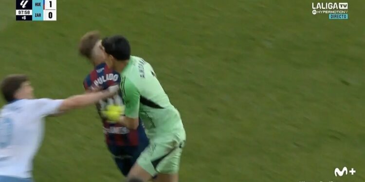 Baku hantam di divisi 2 Spanyol. (Foto: Tangkapan layar Twitter/@epicredcards)