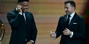 Ronaldo Nazario (kiri) bersama Alessandro Del Piero saat hadiri acara drawing Piala Dunia 2026 di Miami (6/12/2024). (Sumber Foto : GIORGIO VIERA/AFP)