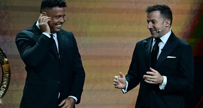 Ronaldo Nazario (kiri) bersama Alessandro Del Piero saat hadiri acara drawing Piala Dunia 2026 di Miami (6/12/2024). (Sumber Foto : GIORGIO VIERA/AFP)