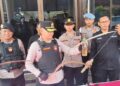 Petugas Tim Maung Polres Cirebon Kota, Jawa Barat, mengamankan senjata tajam dari tawuran konten (Foto : Darfan)