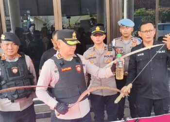 Petugas Tim Maung Polres Cirebon Kota, Jawa Barat, mengamankan senjata tajam dari tawuran konten (Foto : Darfan)