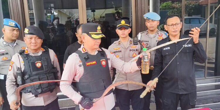 Petugas Tim Maung Polres Cirebon Kota, Jawa Barat, mengamankan senjata tajam dari tawuran konten (Foto : Darfan)