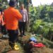 Petugas gabungan dari BPBD, polisi, TNI, relawan, serta masyarakat melakukan pencarian warga yang hilang di area ladang Desa Ragawacana, Kecamatan Kramatmulya, Kabupaten Kuningan (Foto : Darfan)