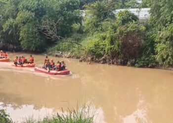 Upaya pencarian anak tenggelam masih terus dilakukan oleh tim gabungan dari Basarnas, BPBD, TNI, dan kepolisian (Foto : Darfan)