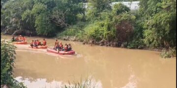 Upaya pencarian anak tenggelam masih terus dilakukan oleh tim gabungan dari Basarnas, BPBD, TNI, dan kepolisian (Foto : Darfan)