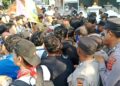 Ratusan mahasiswa Saling dorong saat demo tuntut program prioritas daerah dan harmonisasi kepala daerah di Balai Kota Cirebon (Foto : Darfan)