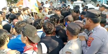 Ratusan mahasiswa Saling dorong saat demo tuntut program prioritas daerah dan harmonisasi kepala daerah di Balai Kota Cirebon (Foto : Darfan)