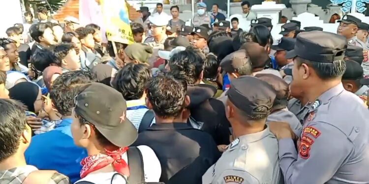 Ratusan mahasiswa Saling dorong saat demo tuntut program prioritas daerah dan harmonisasi kepala daerah di Balai Kota Cirebon (Foto : Darfan)