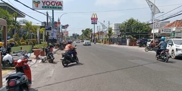 Razia pajak daerah, petugas temukan pengusaha makanan masih banyak yang menunggak pajak (Foto : Darfan)