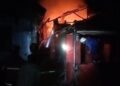 Kebakaran melanda sebuah rumah warga di Kecamatan Harjamukti, Kota Cirebon (Foto : Darfan)