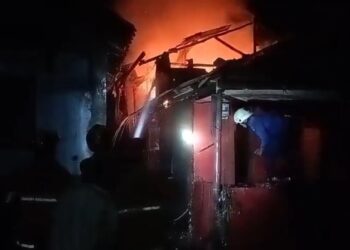 Kebakaran melanda sebuah rumah warga di Kecamatan Harjamukti, Kota Cirebon (Foto : Darfan)