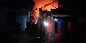 Kebakaran melanda sebuah rumah warga di Kecamatan Harjamukti, Kota Cirebon (Foto : Darfan)