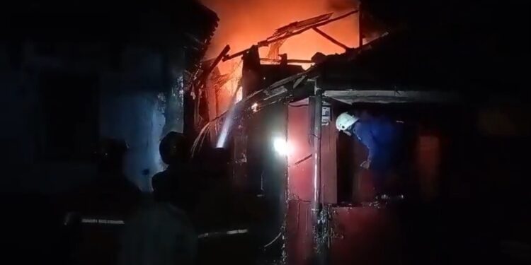 Kebakaran melanda sebuah rumah warga di Kecamatan Harjamukti, Kota Cirebon (Foto : Darfan)