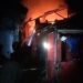 Kebakaran melanda sebuah rumah warga di Kecamatan Harjamukti, Kota Cirebon (Foto : Darfan)