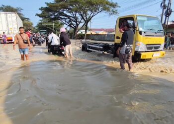 Ribuan kendaraan terjebak kemacetan panjang di jalur Pantura, tepatnya di Desa Rawaurip, Kecamatan Pangenan, Kabupaten Cirebon, (Foto : Darfan)