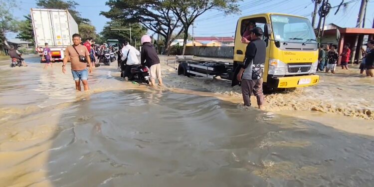 Ribuan kendaraan terjebak kemacetan panjang di jalur Pantura, tepatnya di Desa Rawaurip, Kecamatan Pangenan, Kabupaten Cirebon, (Foto : Darfan)