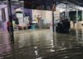 Cuaca buruk berupa hujan deras yang mengguyur Cirebon mengakibatkan ribuan rumah warga di Kota dan Kabupaten Cirebon, Jawa Barat, terendam banjir (Foto : Darfan)