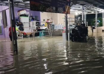 Cuaca buruk berupa hujan deras yang mengguyur Cirebon mengakibatkan ribuan rumah warga di Kota dan Kabupaten Cirebon, Jawa Barat, terendam banjir (Foto : Darfan)
