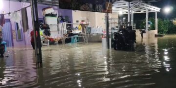 Cuaca buruk berupa hujan deras yang mengguyur Cirebon mengakibatkan ribuan rumah warga di Kota dan Kabupaten Cirebon, Jawa Barat, terendam banjir (Foto : Darfan)