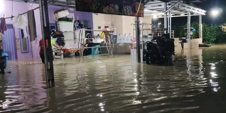 Cuaca buruk berupa hujan deras yang mengguyur Cirebon mengakibatkan ribuan rumah warga di Kota dan Kabupaten Cirebon, Jawa Barat, terendam banjir (Foto : Darfan)