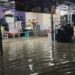 Cuaca buruk berupa hujan deras yang mengguyur Cirebon mengakibatkan ribuan rumah warga di Kota dan Kabupaten Cirebon, Jawa Barat, terendam banjir (Foto : Darfan)