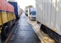 Petugas menerapkan contraflow bagi kendaraan roda dua yang tidak bisa melewati banjir (Foto : Darfan)