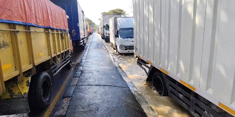 Petugas menerapkan contraflow bagi kendaraan roda dua yang tidak bisa melewati banjir (Foto : Darfan)