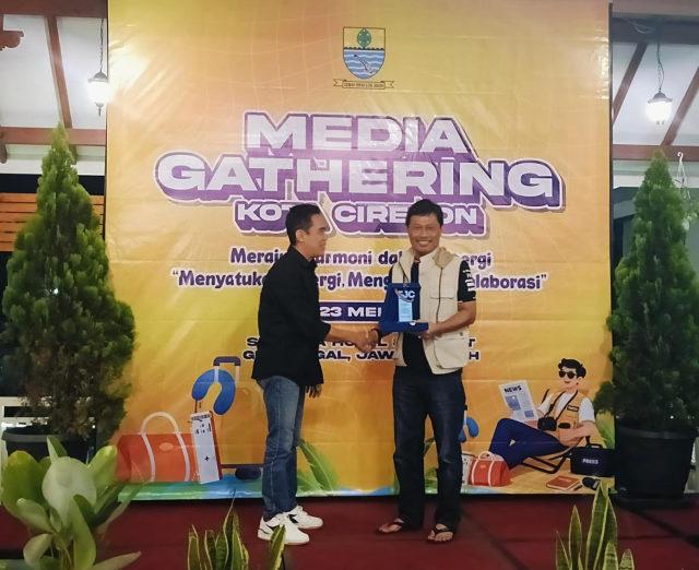 Wali Kota Cirebon Terima Plakat Penghargaan Forum Jurnalis Cirebon Berkat Kolaborasi Dengan Insan Pers Dalam Komitmen Membangun Kota Cirebon (Tangkapan Layar)