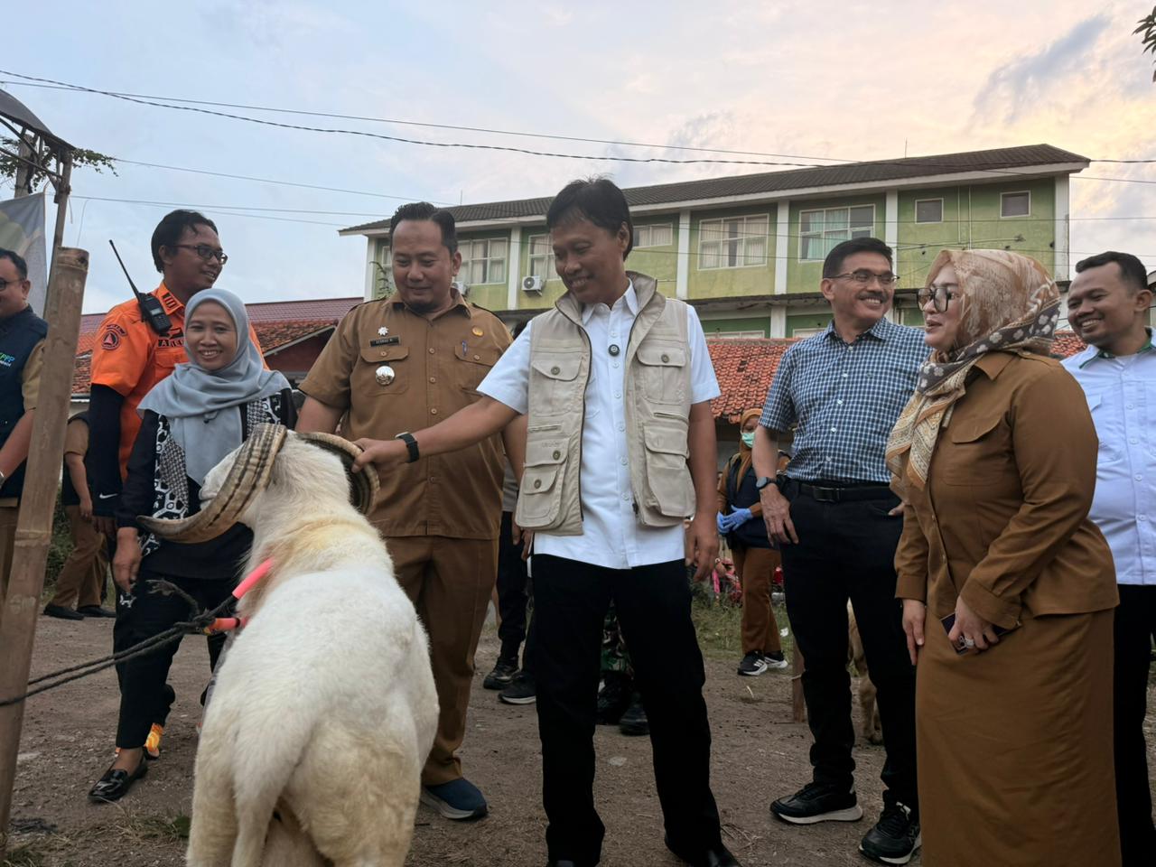 Wali Kota Cirebon melakukan peninjauan langsung ke sejumlah titik penampungan dan penjualan hewan kurban (Tangkapan Layar)