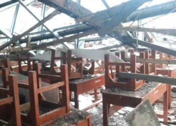 Tiga ruang kelas ambruk Sekolah Dasar Negeri 3 Mirat, Kecamatan Leuwimunding, Kabupaten Majalengka (Foto : Darfan)