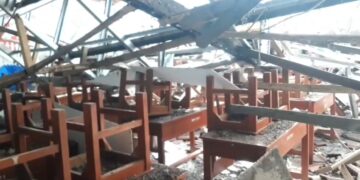 Tiga ruang kelas ambruk Sekolah Dasar Negeri 3 Mirat, Kecamatan Leuwimunding, Kabupaten Majalengka (Foto : Darfan)